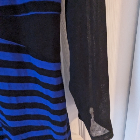 Gorgeous blue and black rayon stretchy shirt. Not sure of the brand no tag - Picture 4 of 7